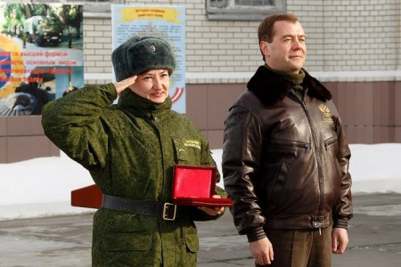 Дмитрий Медведев вручил медаль Суворова начальнику одной из частей 626-го ракетного полка ефрейтору Светлане Епифановой.